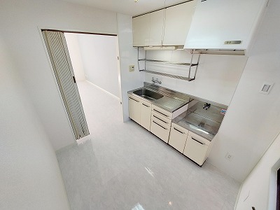 大理石調の艶やかな白いフロアが、空間に清潔感と広がりを与える美しい室内。そこに調和するのは、機能性とデザイン性を兼ね備えたスタイリッシュなキッチン。シンプルながらも質感にこだわった仕上がりで、毎日の料理が楽しくなるような心地よさがあります。調理スペースもゆとりがあり、一人暮らしでも“ちゃんと暮らす”を叶えてくれる。見た目にも使い勝手にも妥協しない、そんな大人の住まいです。
