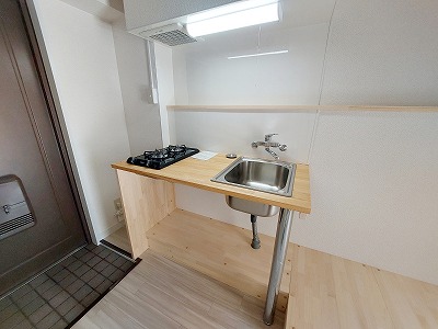 キッチンスペースの横に洗濯機置き場や冷蔵庫スペースも同じ木材で一体化させ、他にはない統一感のある仕上がりに。見た目もすっきりしており、洗濯置き場も室内に設置することで機能性としても向上させたリフォームの例となります。大部分が木で造作されていることにより温もりを感じるナチュラルな色合いが、空間にやさしさと落ち着きをもたらし、心地よい暮らしを演出します。