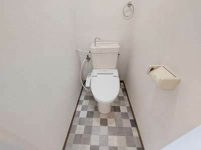 グレーと白のマス目模様の床が印象的なトイレ空間。落ち着いたグレートーンと清潔感のあるホワイトの組み合わせが、スタイリッシュでありながらもやさしい雰囲気を演出します。シンプルながらも個性が感じられるデザインで、毎日使う場所だからこそ、心地よく、視覚的にも楽しめる空間に仕上げました。ナチュラルなインテリアとも相性がよく、住まい全体の統一感を高めるアクセントとなっています。