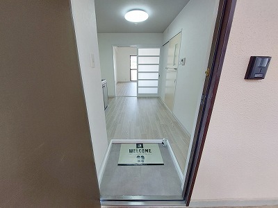扉を開けた瞬間、白とグレーのコントラストが心地よく迎えてくれる洗練された玄関。シンプルながらも上品な空間が、帰宅時にほっとする安らぎを与えてくれます。あえて下駄箱のスペースを作らないことによるゆとりのある設計で、広く感じます。お気に入りのインテリアや小物を添えれば、より自分らしい玄関に。毎日の「ただいま」が、ちょっと特別に感じられる、そんな入口です。