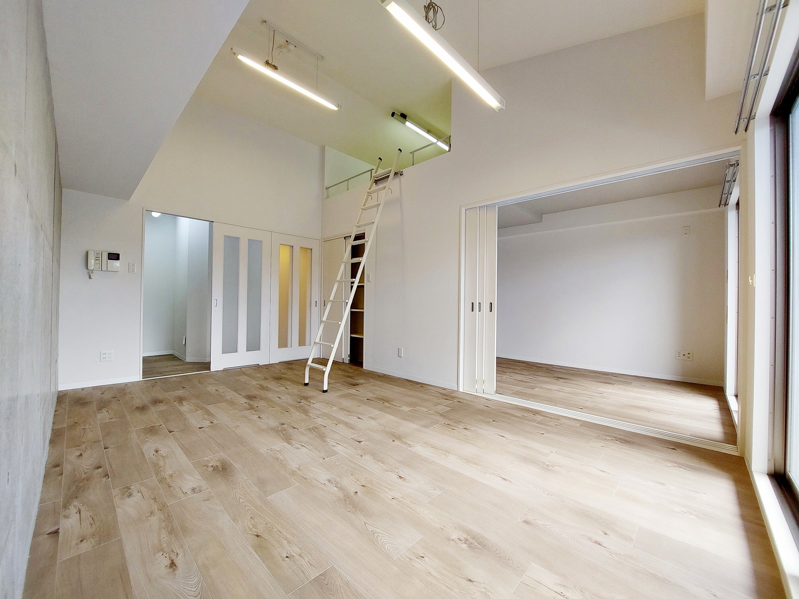 ロフトがあって天井が高く開放感あふれる部屋で、一部の壁がコンクリート打ちっぱなしですので、それを活かして、床は淡い木目調にして心地よく落ち着いた空間に仕上げました。
モダンな印象の内装ですので、どんな家具にも合わせやすいので、更にあなたらしい空間づくりをしてみてください。