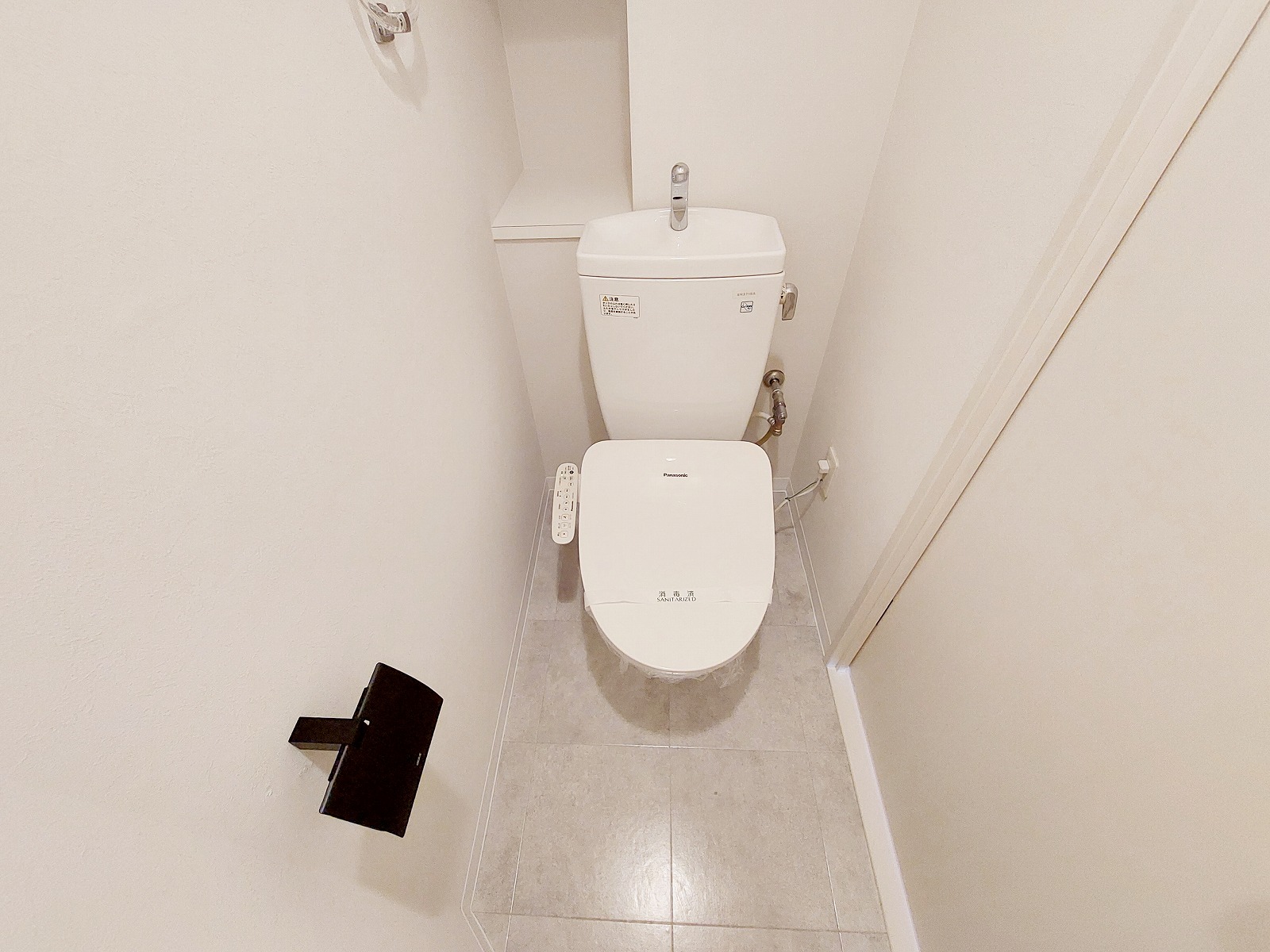 全体をホワイトで統一したトイレ空間は、明るく清潔感があり、落ち着いて利用できる空間になってます。
ペーパーホルダーをブラックにして遊び心をプラスしました。