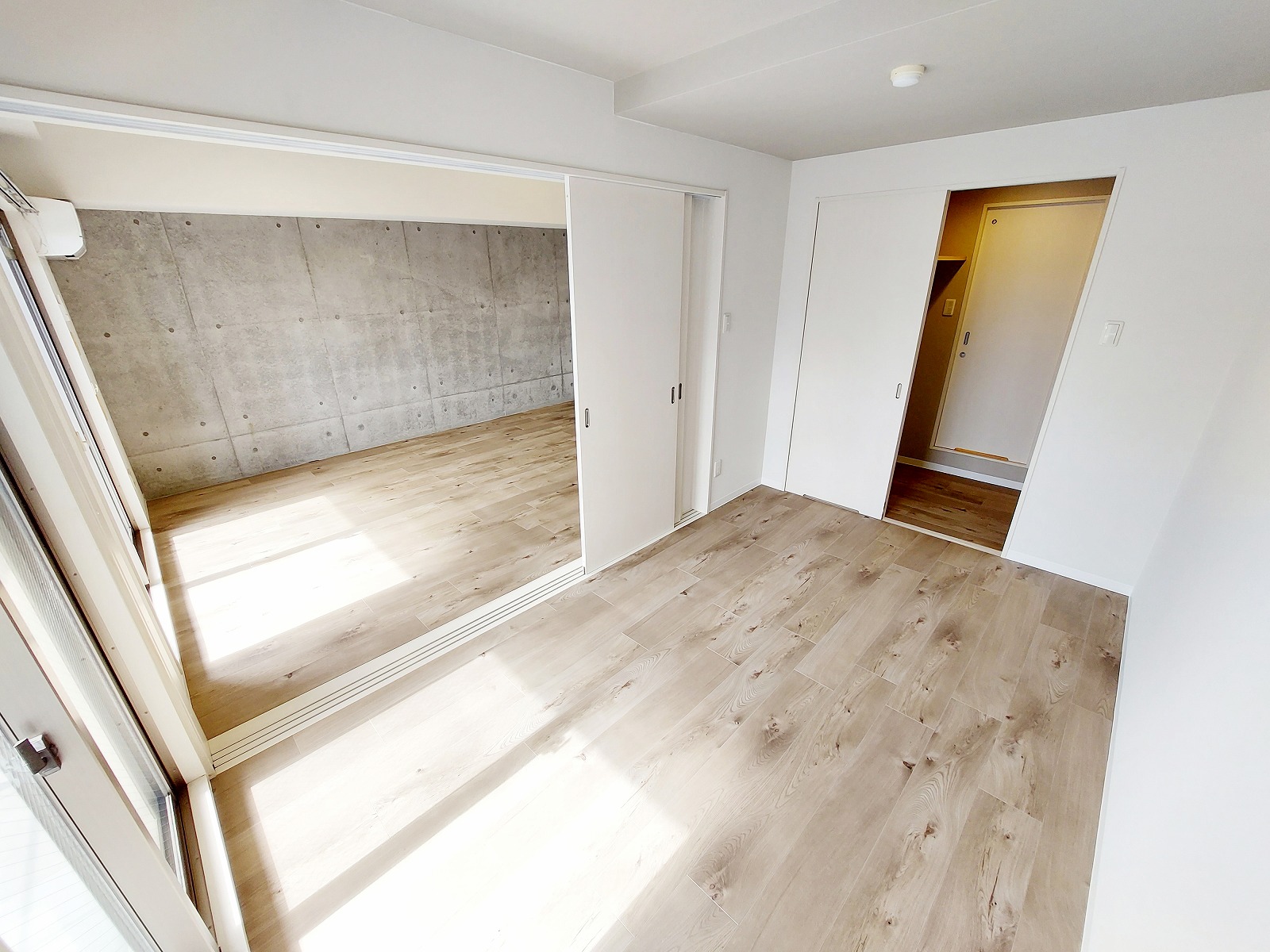 リビングと隣接した洋室は、開閉可能な扉で仕切られています。普段は扉を開放して広々としたリビングダイニングの延長として、来客時やプライベートな時間を過ごしたい時には扉を閉めて独立した空間として利用できます。ライフスタイルに合わせて自由に間取りをアレンジできる間取になってます。