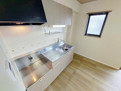無駄を削ぎ落としたシンプルなキッチンは、機能美と上質感を兼ね備えており、毎日の料理時間を豊かなひとときへと変えてくれます。広々とした作業スペースと充実した収納で、料理がより快適になります。家具、家電の配置しやすい間取なので、リビングとの一体感を楽しんでください。