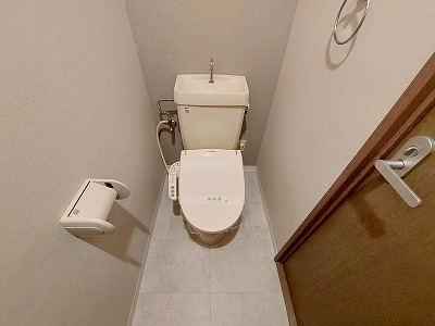 毎日使う場所だからこそ清潔感と機能性を兼ね備えた、上質なトイレスペースを目指して、シンプルで落ち着いたトーンの内装で仕上げました。グレーをベースにした空間が上品な雰囲気を演出してます。