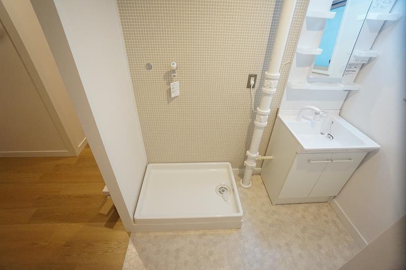 あえて隠さず見せる、白く塗装された配管が印象的な洗面空間。リビング等の無骨なインダストリアルの要素に、清潔感と軽やかさをプラスし、機能美とデザイン性を両立させた仕上がりです。無駄を削ぎ落としたシンプルな構成が、空間全体に洗練された印象を与え、飾らないのにどこか品のある佇まいに。毎朝の身支度も、すっきりと心地よく整う――そんな空間を目指しました。見せることで魅せる、新しい美意識の洗面所です。