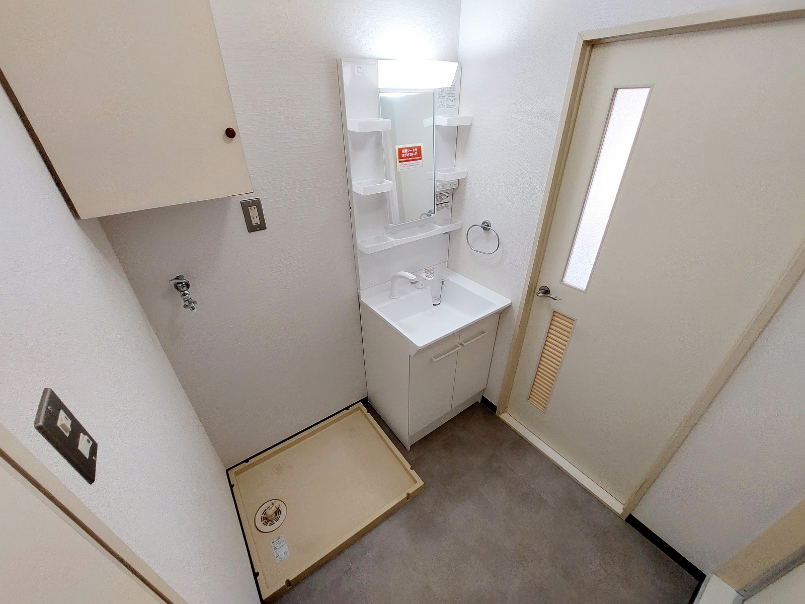 洗面スペースは白とグレーを基調とした清潔感あふれる明るい印象で、独立洗面台や洗濯機置き場が動線を考えてまとまりよく配置されているため、朝の身支度や夜のスキンケアなど、毎日のルーティンがスムーズに行えるのがポイント。洗濯作業も同じ空間で無理なくこなせるレイアウトで、家事の負担を軽減してくれます。実用性と快適さの両方に配慮された洗面スペースは、生活のしやすさを高めてくれる大きな魅力となっています。