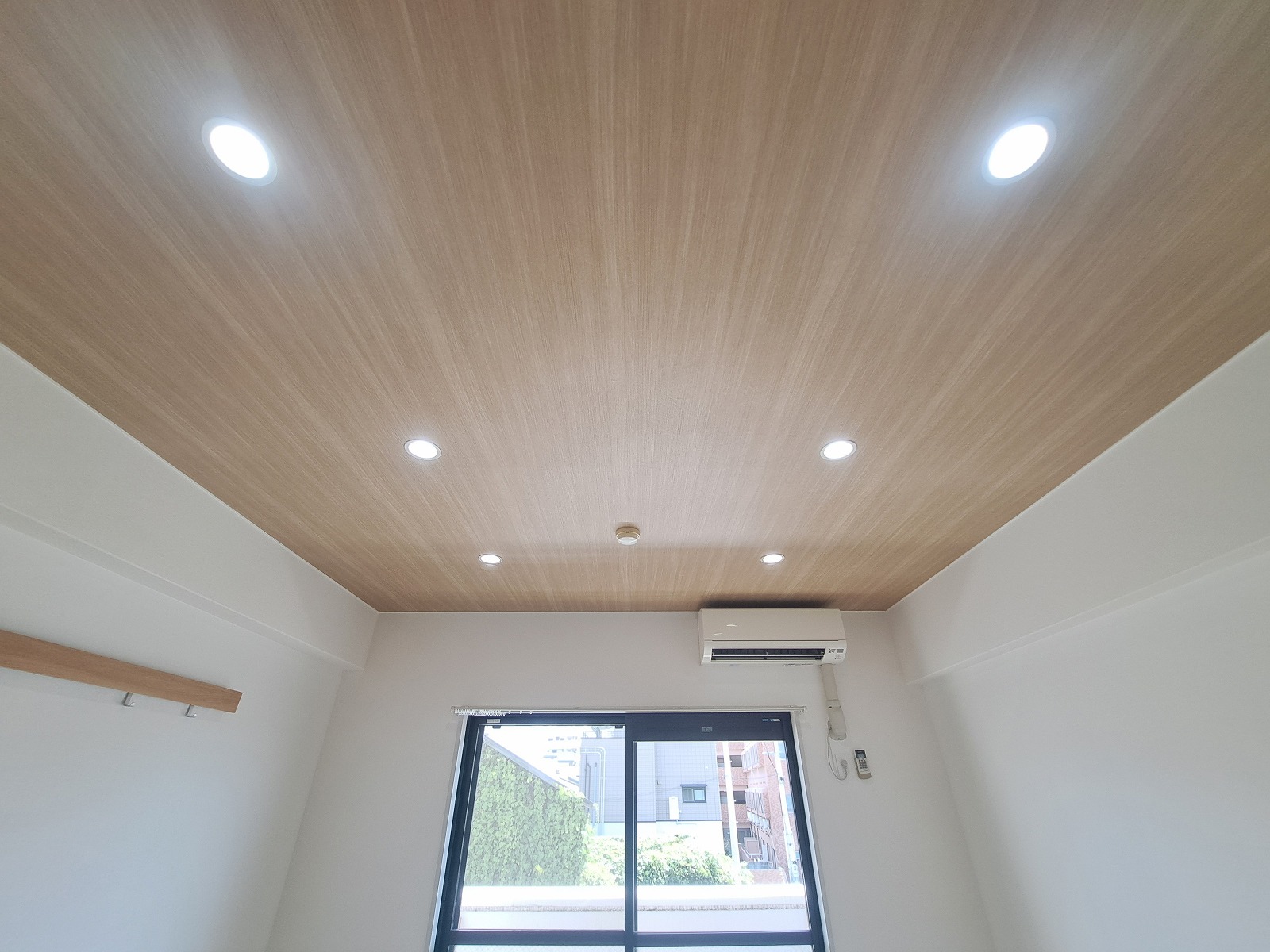 日常の何気ないひとときを、映画のワンシーンのように美しく彩ってくれるお部屋です。
お部屋の主役となる天井のウッドデザインは、どんな家具を置いてもお洒落に引き立ててくれる、インテリア好きには堪らないこだわりの仕様。キッチンやバスルームなどの生活感が出やすい水回りも、スマートな生活動線の中にすっきりと美しくレイアウトされており、どこを切り取ってもクリーンな佇まいを保てます。