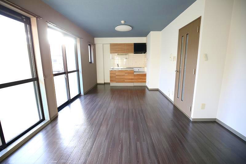 1日の終わりに、どこよりも深くリラックスできる場所。そんな大人のための落ち着きある住まいです。
ダークトーンでまとめられた床と壁が、守られているような心地よい安心感をもたらします。一方で、リビングには光をたっぷり取り込む大型の窓が並び、開放感も抜群。明るい陽光とシックなインテリアのコントラストが、時間ごとに異なる表情を楽しませてくれます。