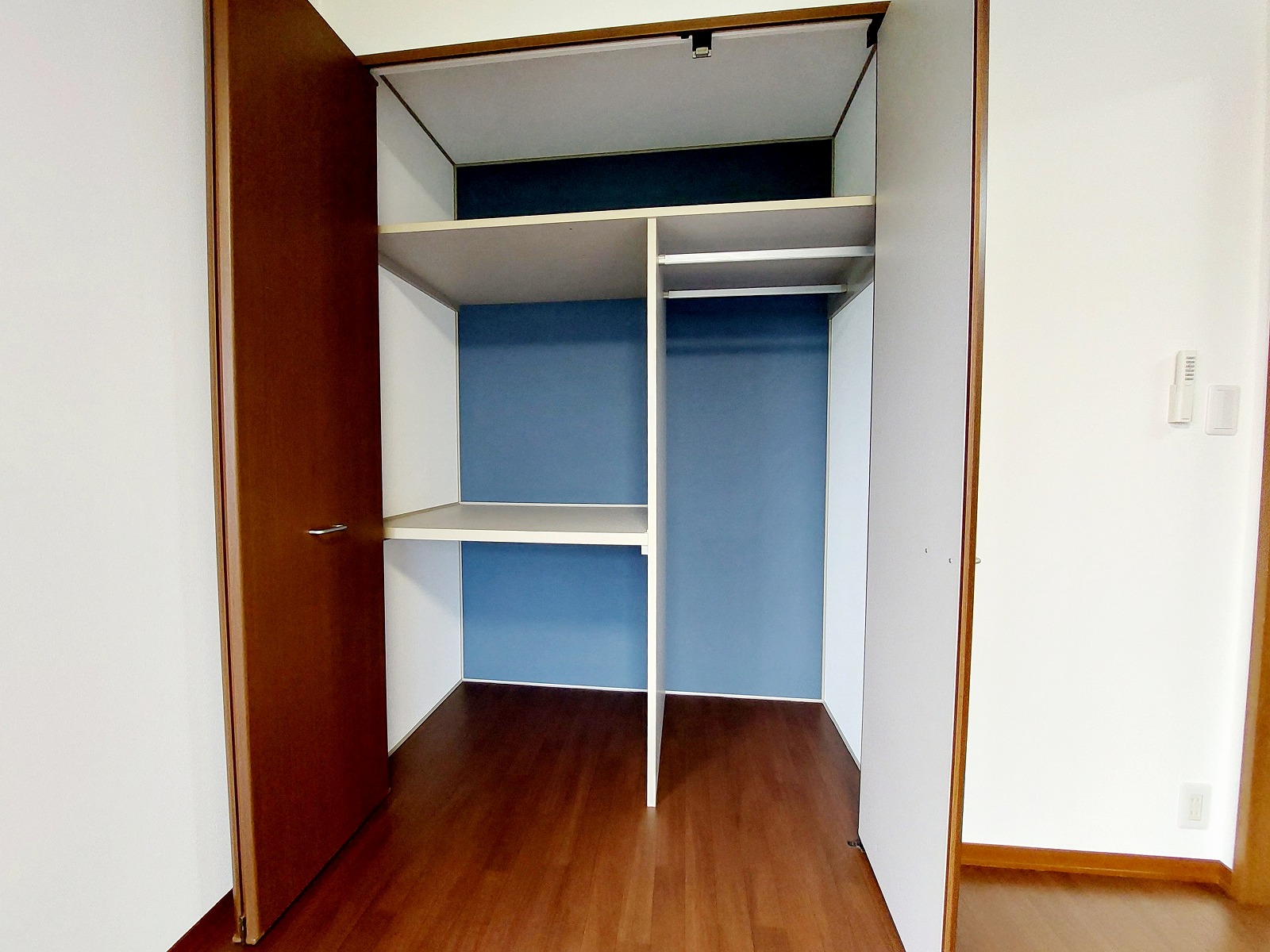 洋服はもちろん、季節家電やスーツケース、ゴルフバッグなどもまとめて収納できる大容量ウォークインクローゼット。ハンガーパイプと可動棚を備え、衣類や小物を用途ごとに整理整頓できます。収納家具を置く必要が少なくなるため、お部屋を広々と使えるのも魅力。毎日のコーディネートもしやすく、忙しい朝の準備もスムーズです。荷物が多い方や、お部屋をすっきり見せたい方にぴったりの、暮らしやすさを考えた収納空間です。