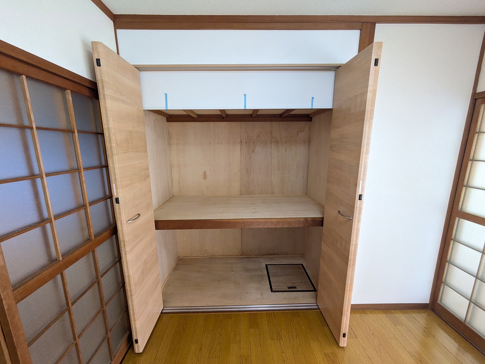 見た目以上の収納力を誇るワイドな収納スペース。衣類はもちろん、寝具や季節家電、スーツケースまでしっかり収まり、生活感を感じさせないすっきりとした空間を保てます。上下に分かれた棚やハンガーパイプを備え、用途に合わせて効率よく収納できるのも魅力。収納家具を増やす必要が少ないため、お部屋本来の広さを活かしたゆとりある暮らしが叶います。『片付けやすい住まい』は、毎日の心地よさにもつながります。
